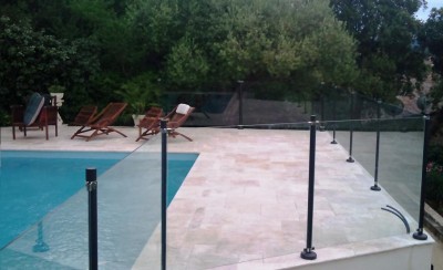 Barrière de piscine moderne en verre et inox anthracite