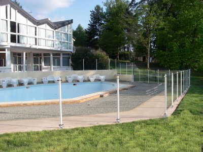 Barrière Oceanix White pour la protection de votre piscine en toute transparence
